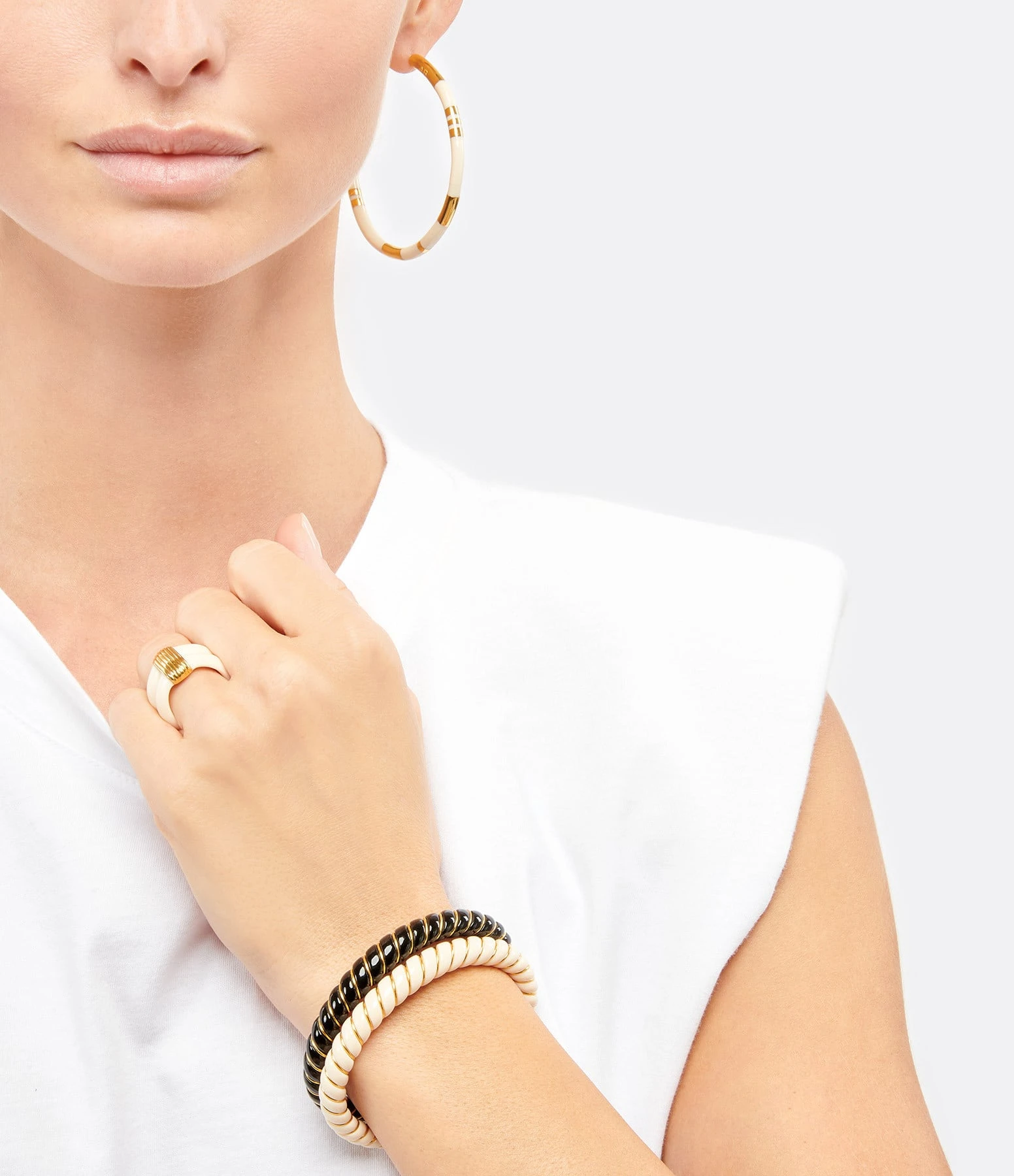 Aurélie Bidermann Jonc New Diana Noir, Exclusivité Lulli 2 Aurélie Bidermann Jonc New Diana Noir, Exclusivité Lulli – Image 2