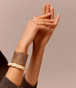 Aurélie Bidermann Manchette Dentelle PM Or Jaune 5 Aurélie Bidermann Manchette Dentelle PM Or Jaune -Shaker Jewels Magasin abbrl look20200610 1