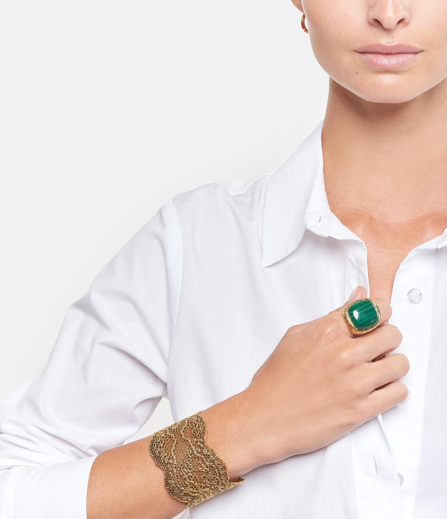 Aurélie Bidermann Manchette Dentelle PM Or Jaune 2 Aurélie Bidermann Manchette Dentelle PM Or Jaune – Image 2