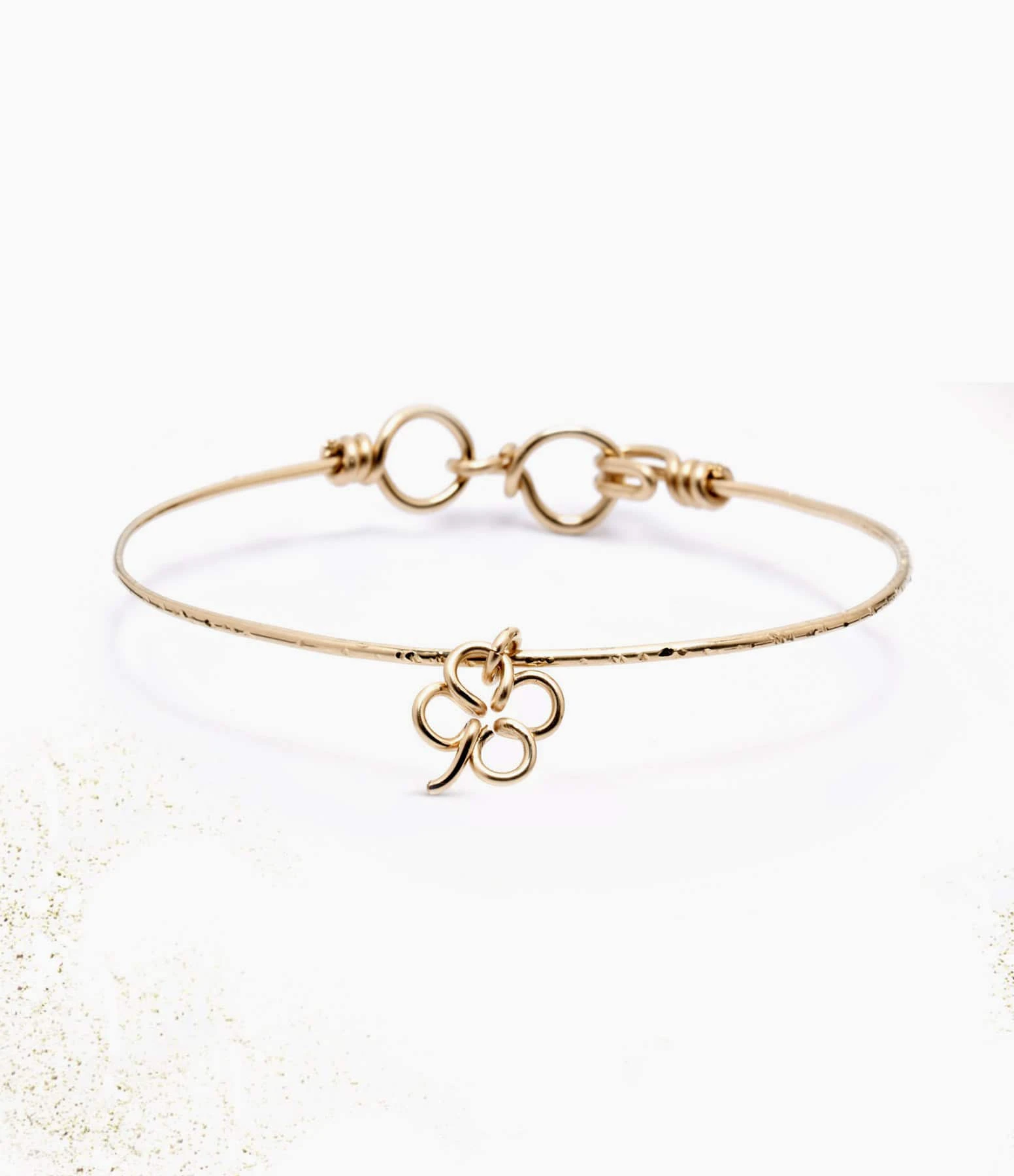 ATELIER PAULIN Jonc Pampille Trèfle Gold Filled Martelé, Exclusivité Lulli 4 ATELIER PAULIN Jonc Pampille Trèfle Gold Filled Martelé, Exclusivité Lulli – Image 4