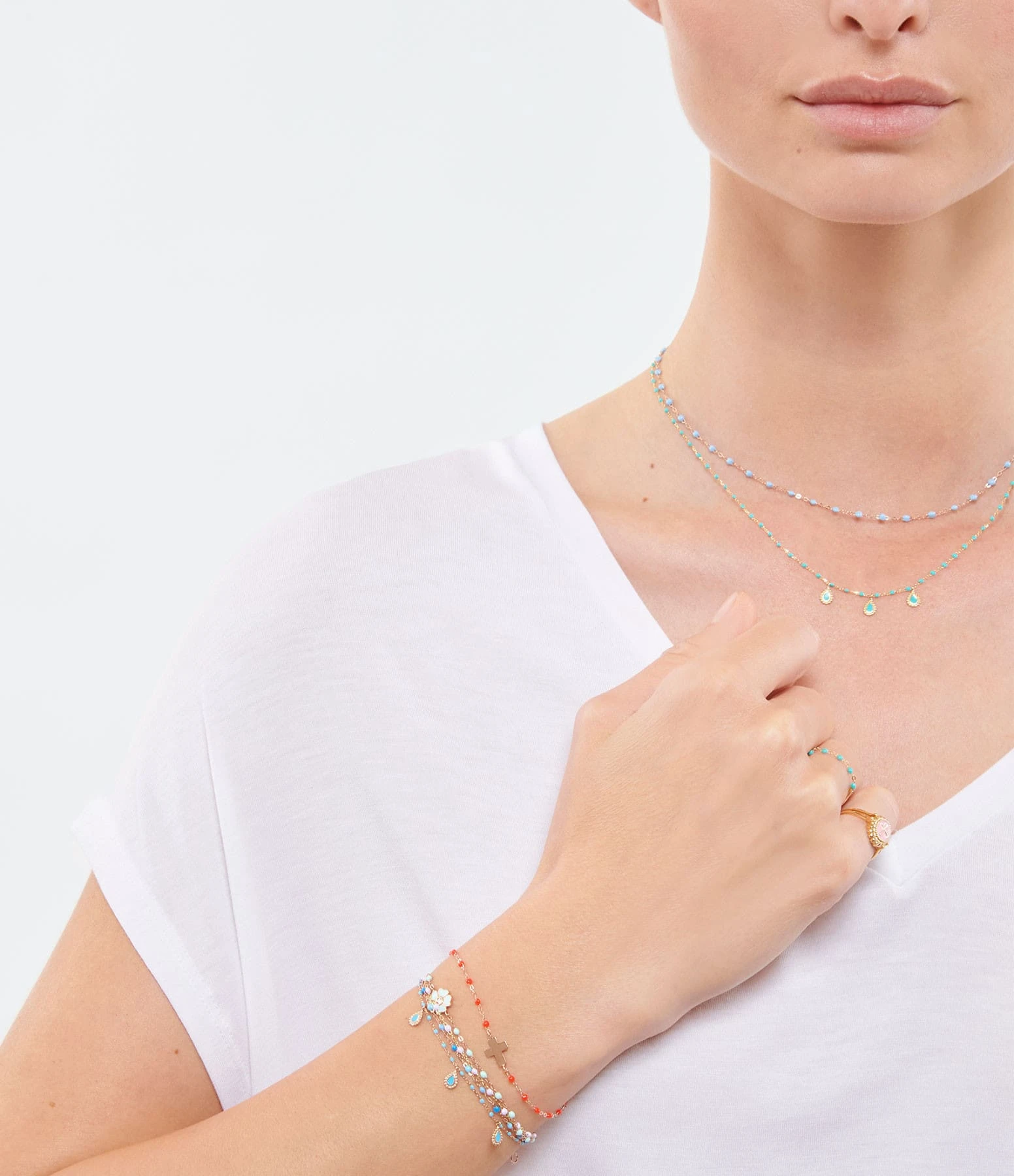 GIGI CLOZEAU Bracelet Croix Perles Résine Or 3 GIGI CLOZEAU Bracelet Croix Perles Résine Or – Image 3