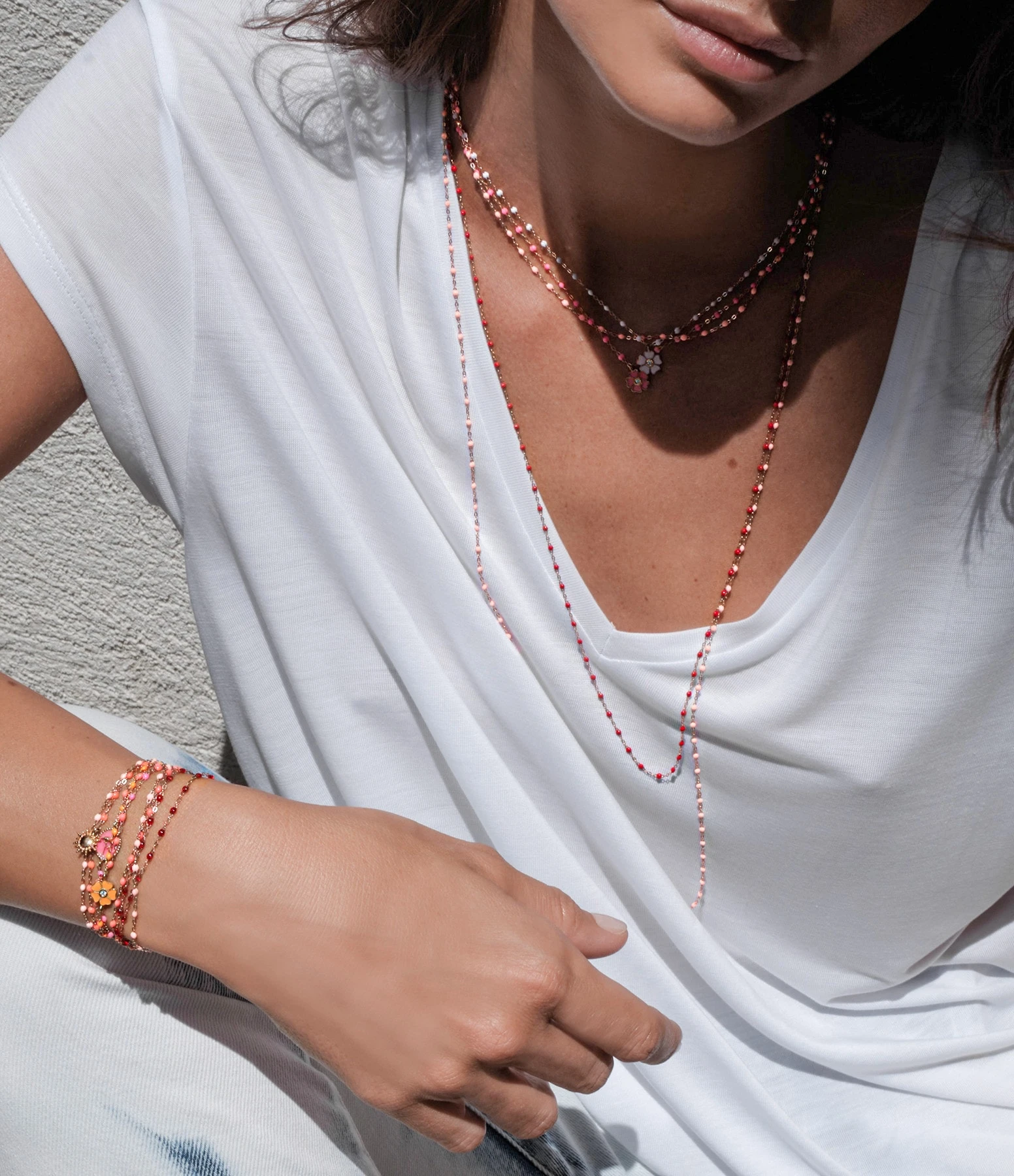 GIGI CLOZEAU Bracelet Croix Perles Résine Or 6 GIGI CLOZEAU Bracelet Croix Perles Résine Or – Image 6