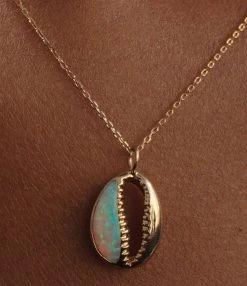 Collier Cauri Opale Or Jaune, Collaboration Pamela Love X Ebonee Davis 8 Collier Cauri Opale Or Jaune, Collaboration Pamela Love X Ebonee Davis -Shaker Jewels Magasin eboneestills086403 01 600x