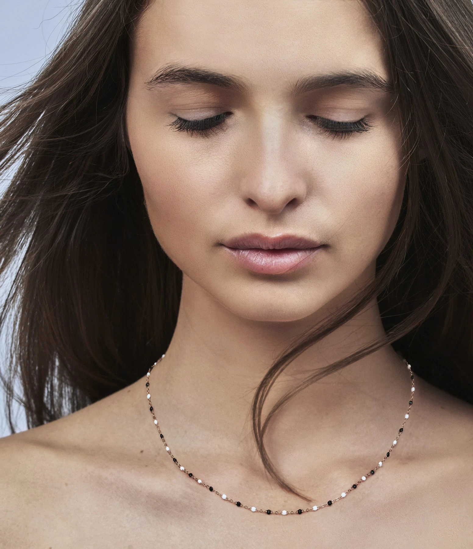 GIGI CLOZEAU Collier Perles Résine Noir Blanc Or Rose, Exclusivité Lulli 4 GIGI CLOZEAU Collier Perles Résine Noir Blanc Or Rose, Exclusivité Lulli – Image 4