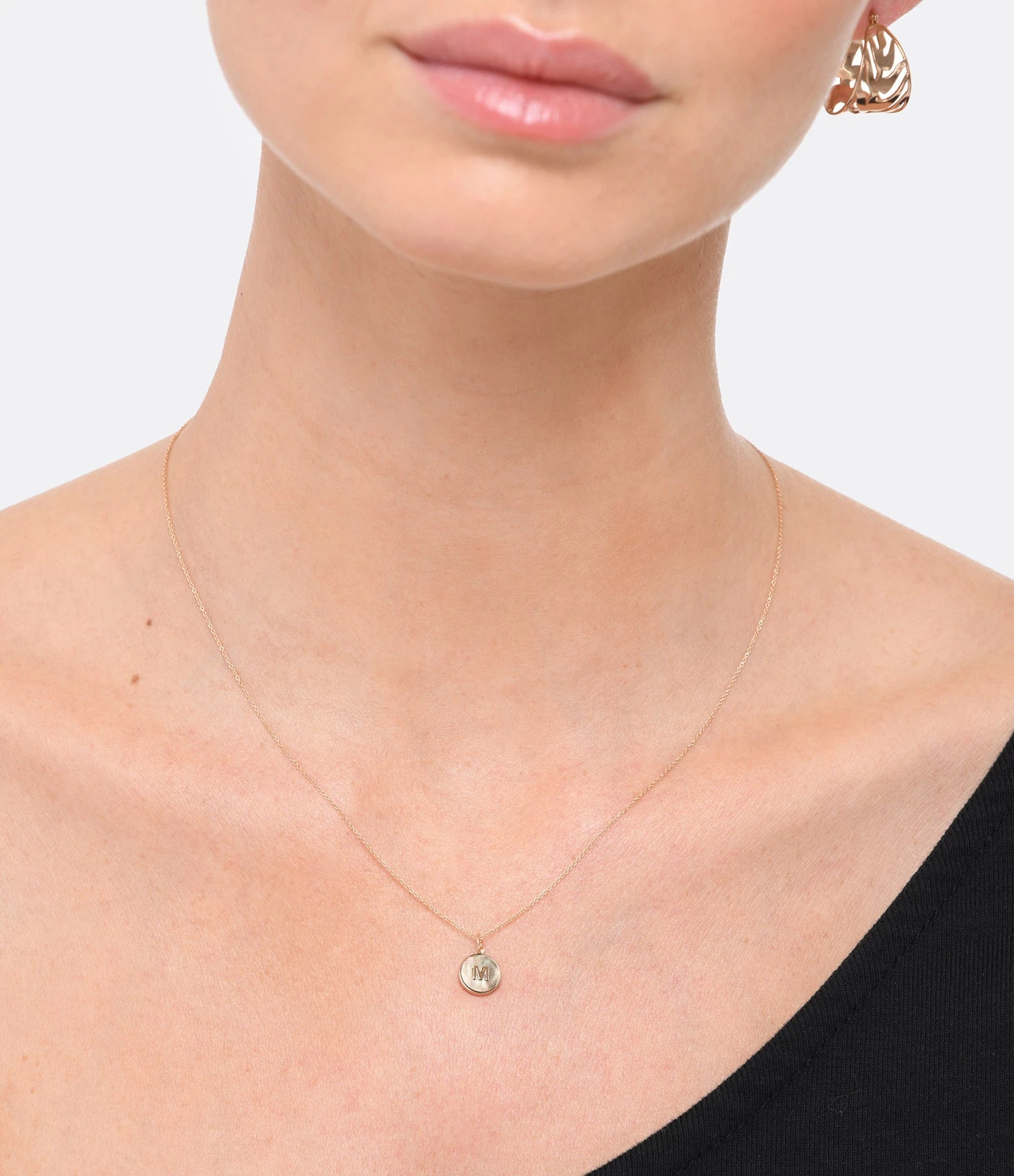 Ginette NY Collier Initial Nacre Blanche Or Rose, Personnalisable 2 Ginette NY Collier Initial Nacre Blanche Or Rose, Personnalisable – Image 2