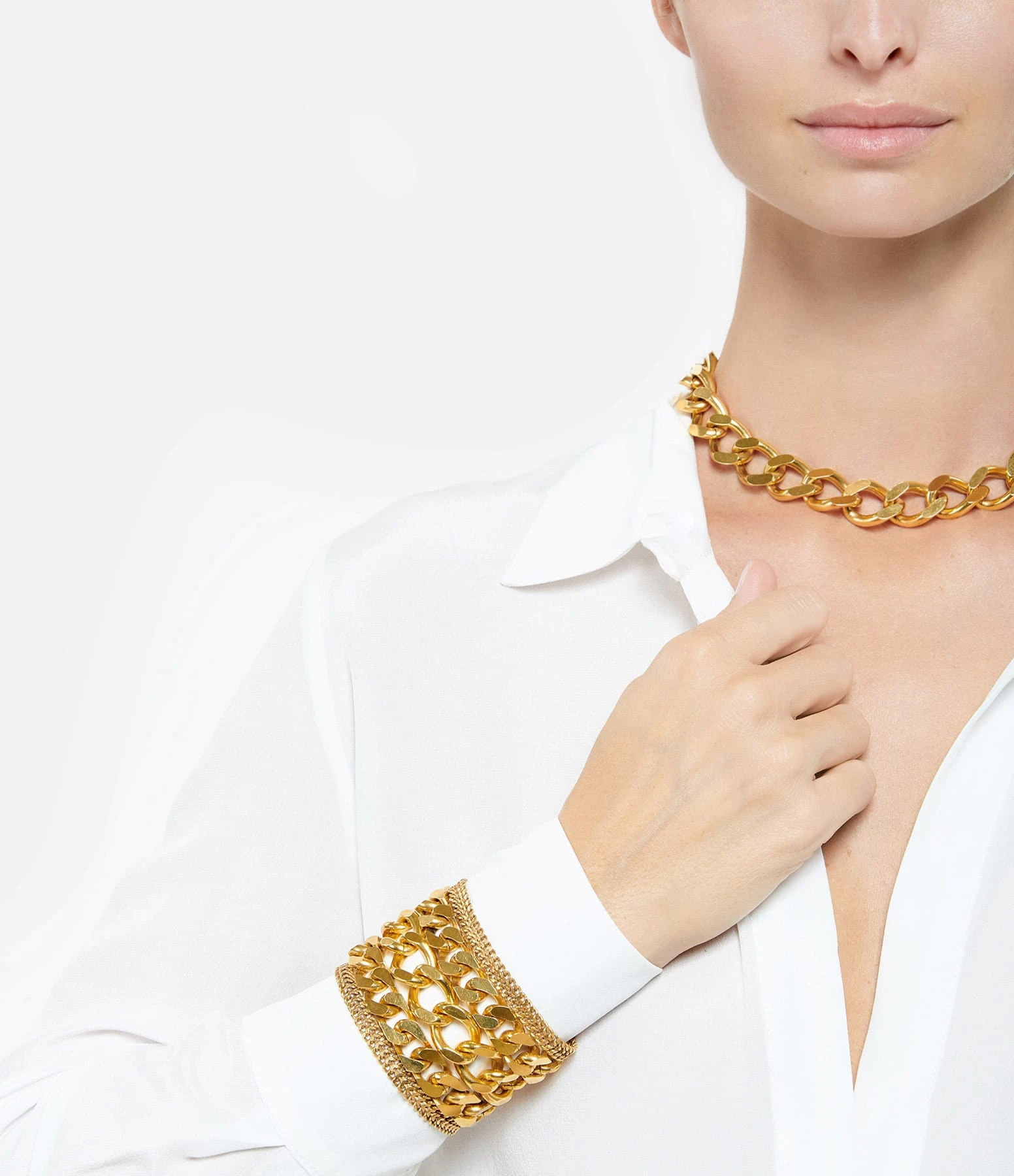 PERRINE TAVERNITI Manchette Beaumarchais Doré 2 PERRINE TAVERNITI Manchette Beaumarchais Doré – Image 2