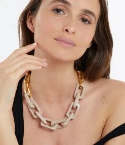 VANESSA BARONI Collier Edge Beige Travertin Doré 5 VANESSA BARONI Collier Edge Beige Travertin Doré -Shaker Jewels Magasin vbaro look20230224 444